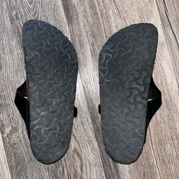 Women’s Gizeh Birkenstocks with black leather strap - Picture 2 of 4